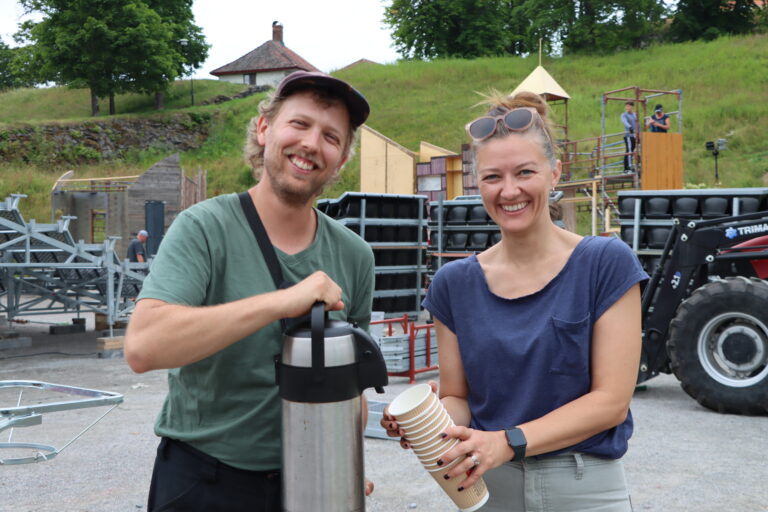 Martin Høgberget og Kathrine Kolgrov får bruke kaffe som motivasjon da det skal rigges ned etter årets Oberst Krebs-oppsetning.