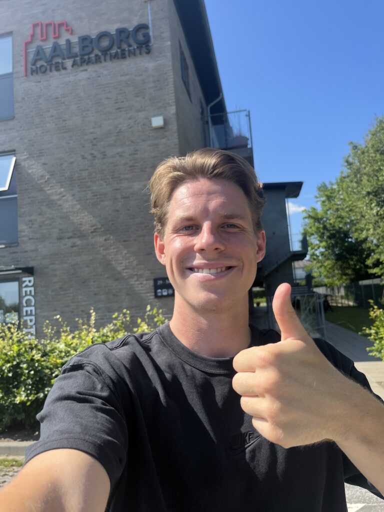 Alexander Håpnes bor på hotell utenfor Aalborg, men snart flytter han inn i en leilighet ikke langt fra sentrum.