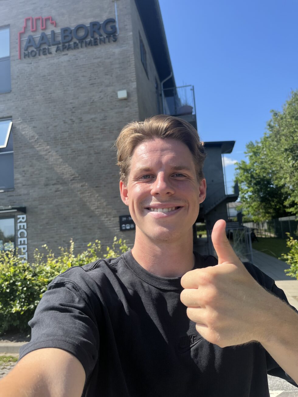 Alexander Håpnes bor på hotell utenfor Aalborg, men snart flytter han inn i en leilighet ikke langt fra sentrum.