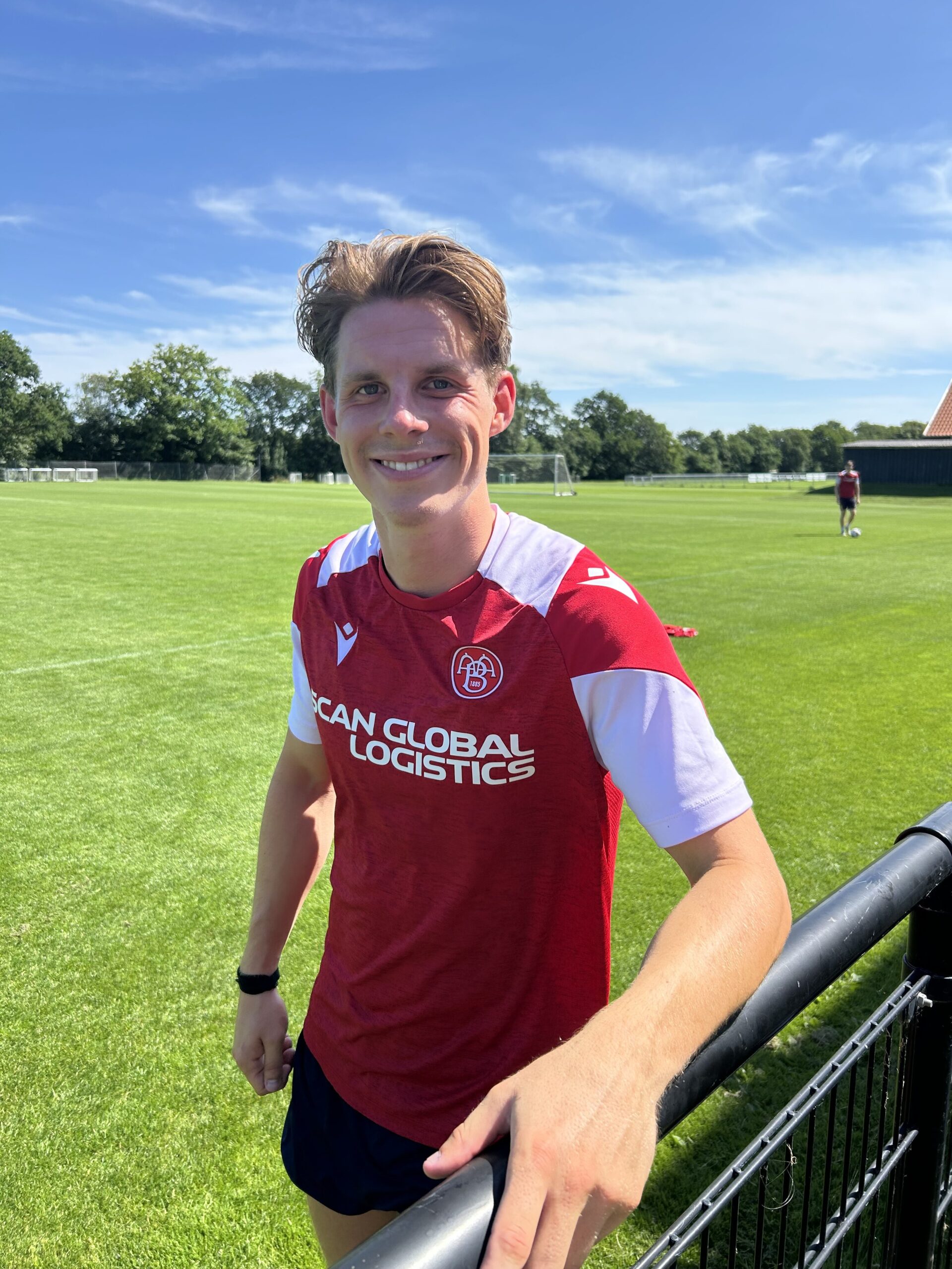 Fotballspilleren Alexander H&aring;pnes trives p&aring; dansk naturgress. - Det er fantastiske fasiliteter her, mener Kongsvinger-gutten.