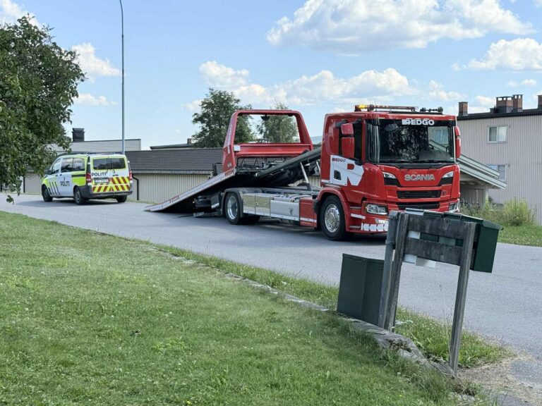 Det ble meldt ifra om at det sto tre dyre elsykler bak en garasje.