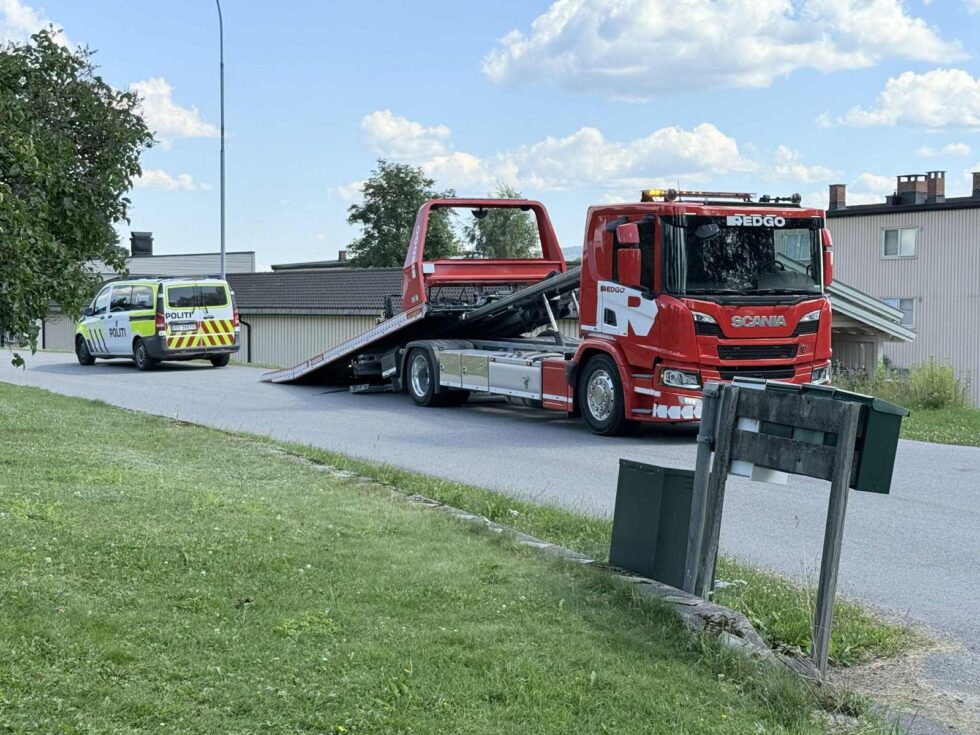 Det ble meldt ifra om at det sto tre dyre elsykler bak en garasje.