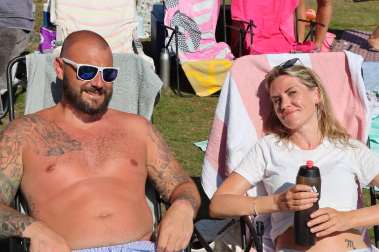 Simen og Mona Kristensen klager ikke på hetebølgen som har herjet i distriktet.