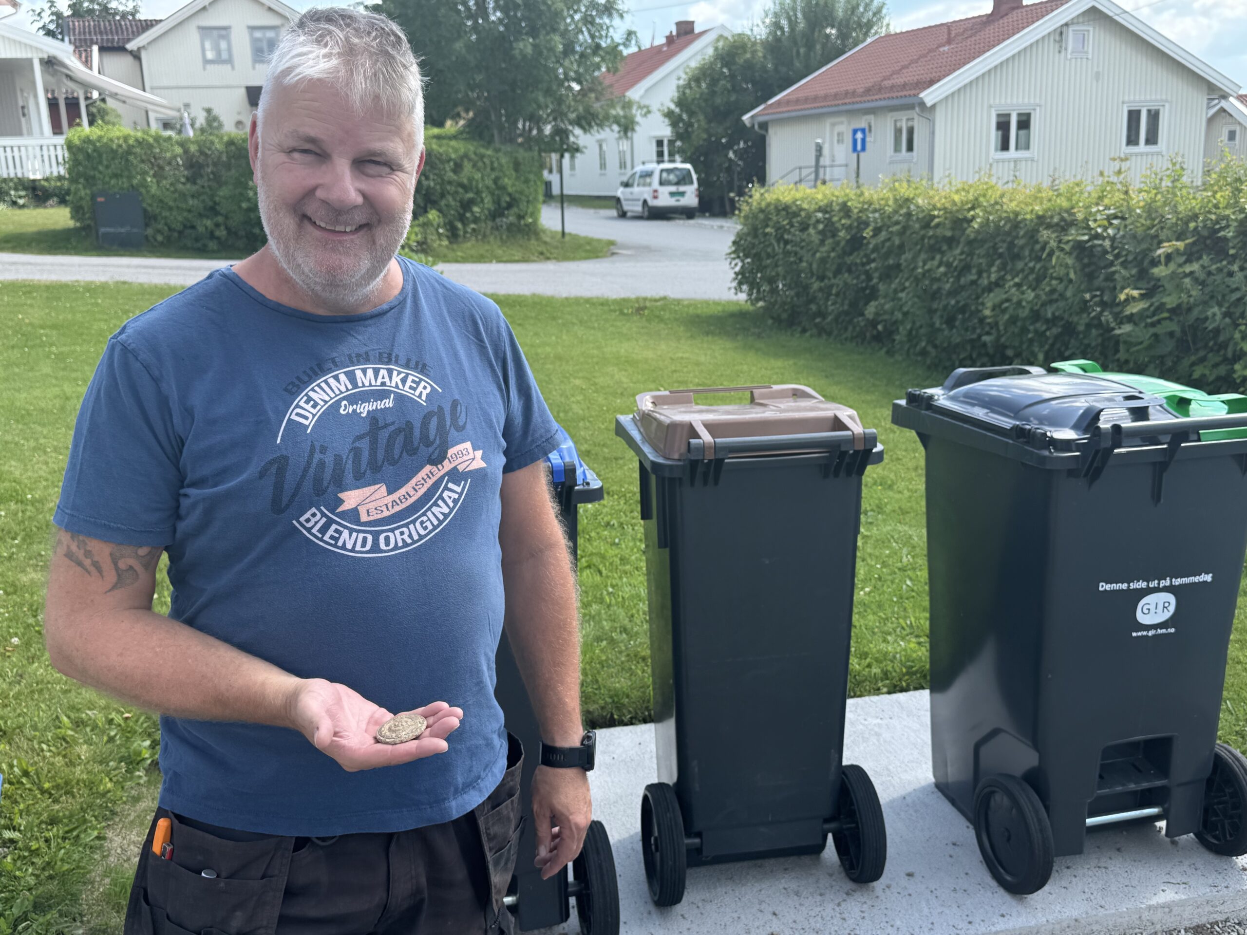 Jo Inge Kristiansen bygger s&oslash;ppelhus. Tirsdag fant han en spesiell gjenstand under arbeidet i Rynningsgate.