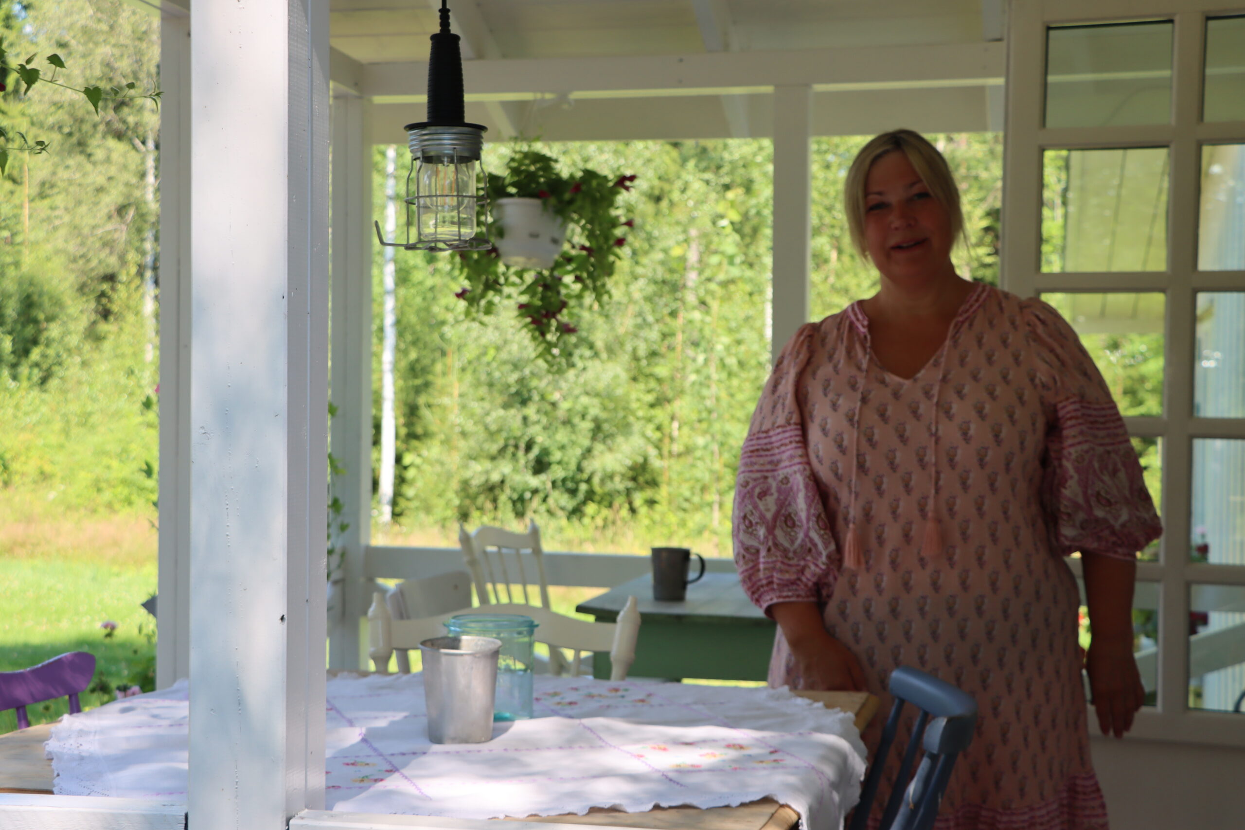 <font style="vertical-align: inherit;">Ulla Lukashaugen pynter opp bordene f&oslash;r gjestene kommer. </font>