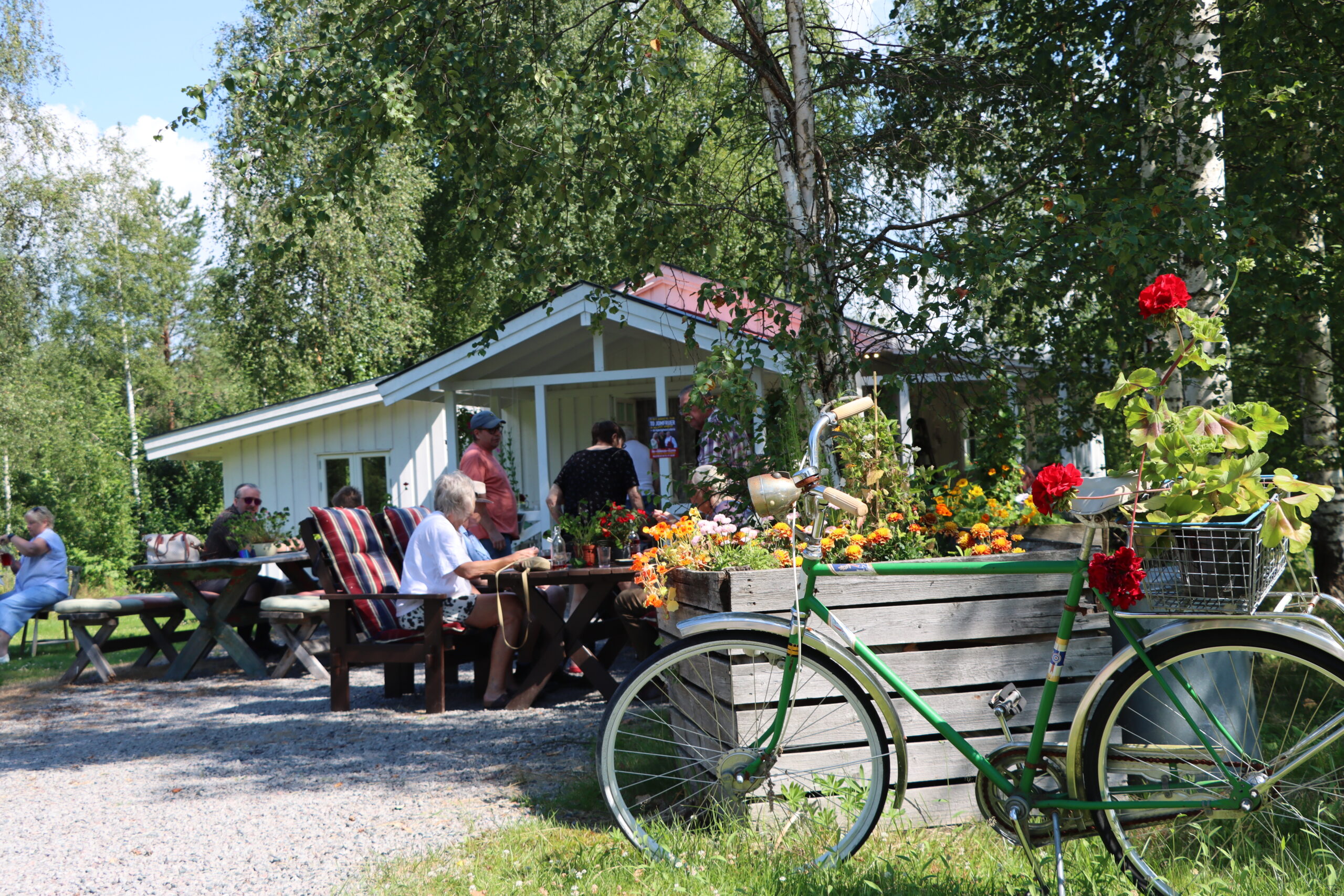 <font style="vertical-align: inherit;">N&aring;r klokka vipper over &aring;pningstid, str&oslash;mmer gjester til.</font>