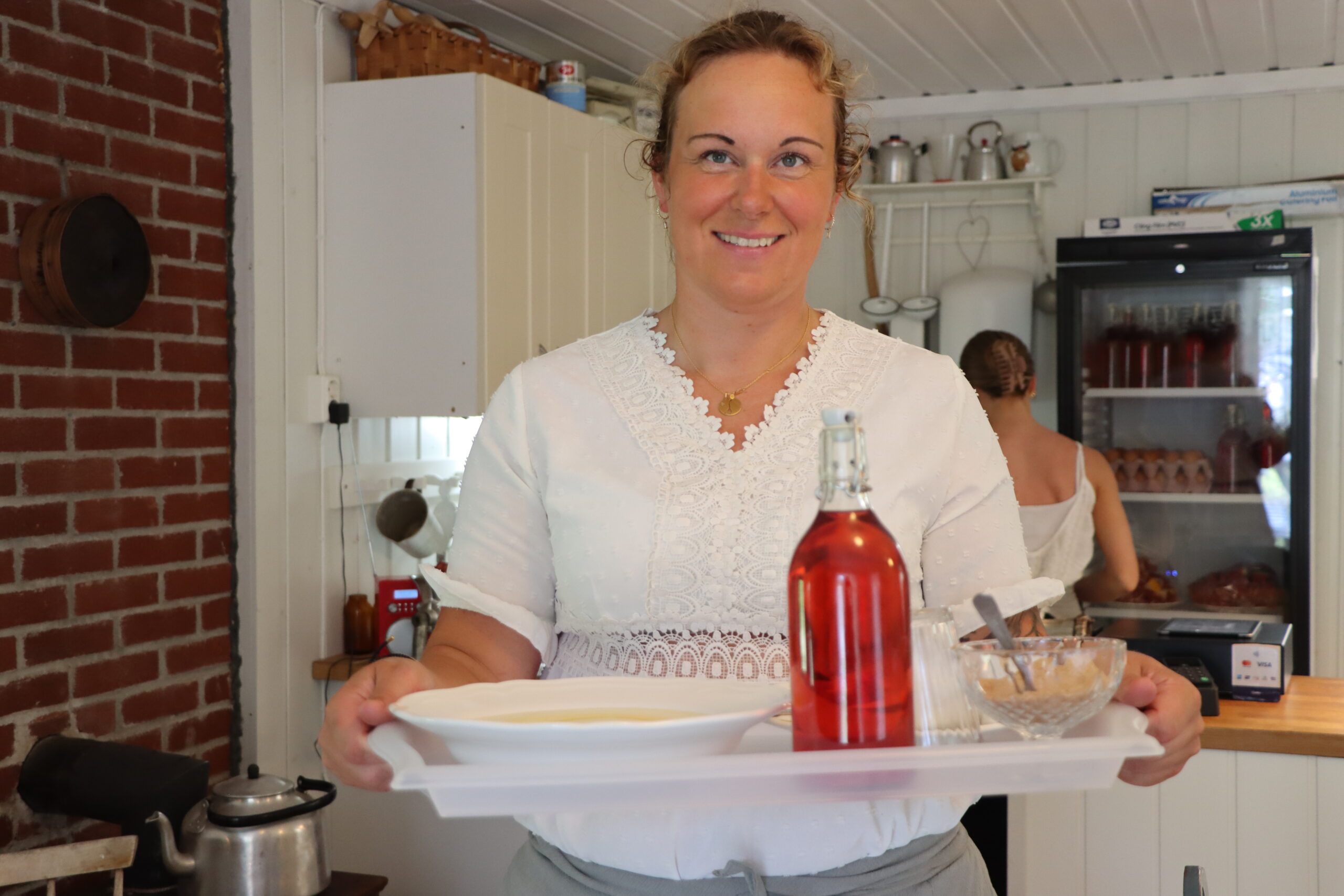 <font style="vertical-align: inherit;">Therese Walle viser hva man kan vente seg hvis man tar seg en tur.</font>