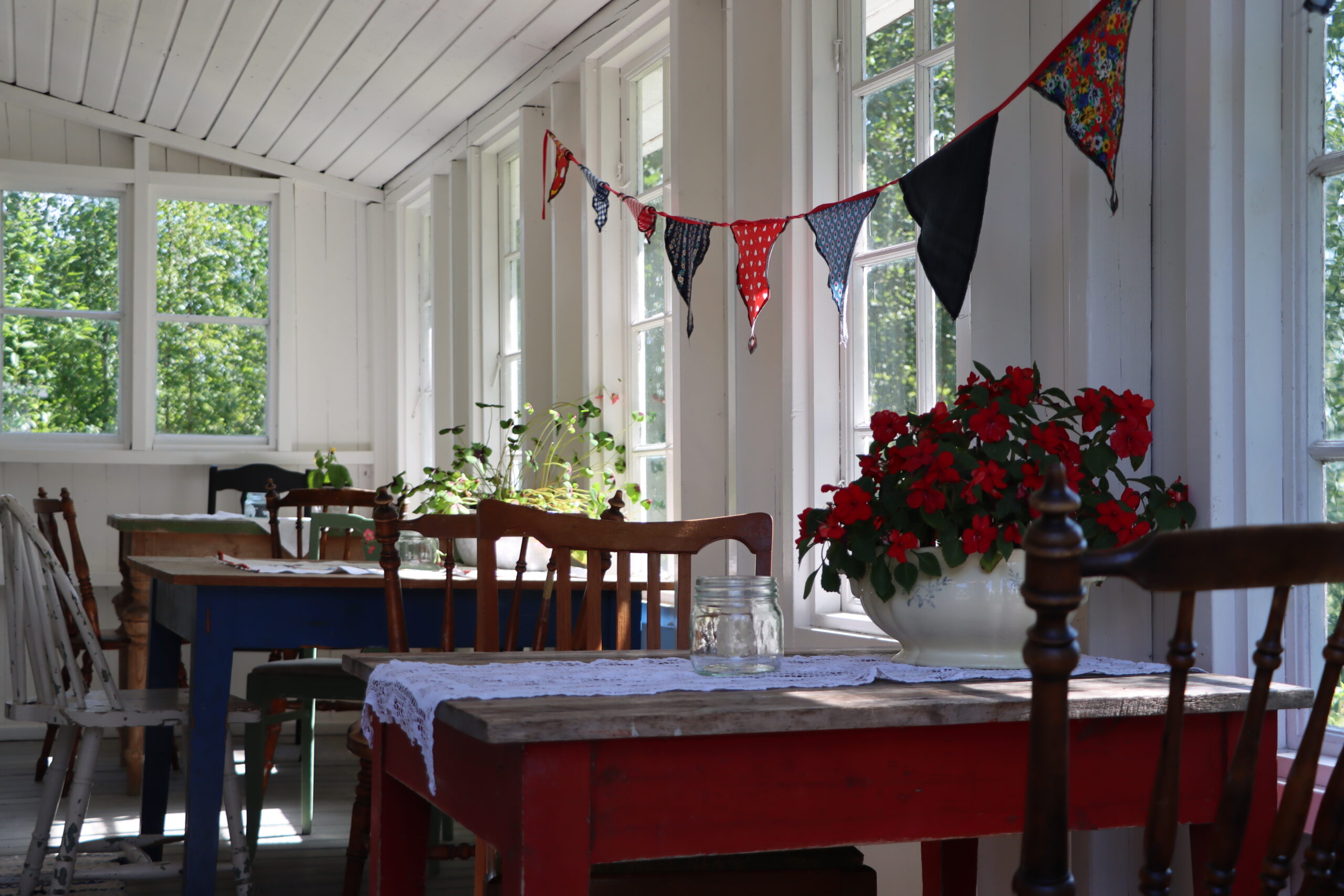 <font style="vertical-align: inherit;">Der pyntet pent til gjester kommer for &aring; spise r&oslash;mmegr&oslash;t.</font>