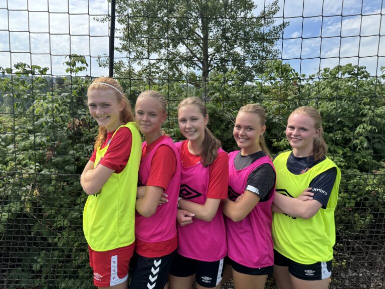 KIL Fotball J16 gleder seg til Norway Cup. Fem av spillerne som er klare for Oslotur er fra, fra venstre: Emma Stenseng (16), Emma de Geer (14), Thea Vikertorpet (15), Maren Skulstad Johnsen (15) og Sanna Fremming (15).