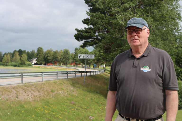 Gudmund Gulbrandsen på Sigernessjøen Camping er lei av å vente på endringer i trafikken som går forbi campingen.