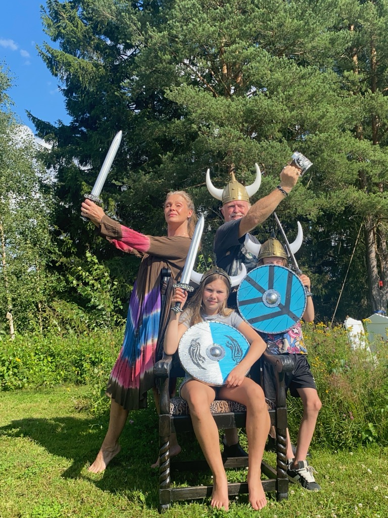 Familien er klare til å by opp til Olsok feiring. Cecilie og Steve Andersson med barna Storm og Mariah Williamine Andersson.