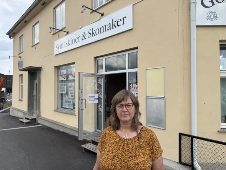 Åshild Kjelberg vil fortsette skomakerjobben, men i fremtiden blir det i verkstedet hjemme på Skotterud.