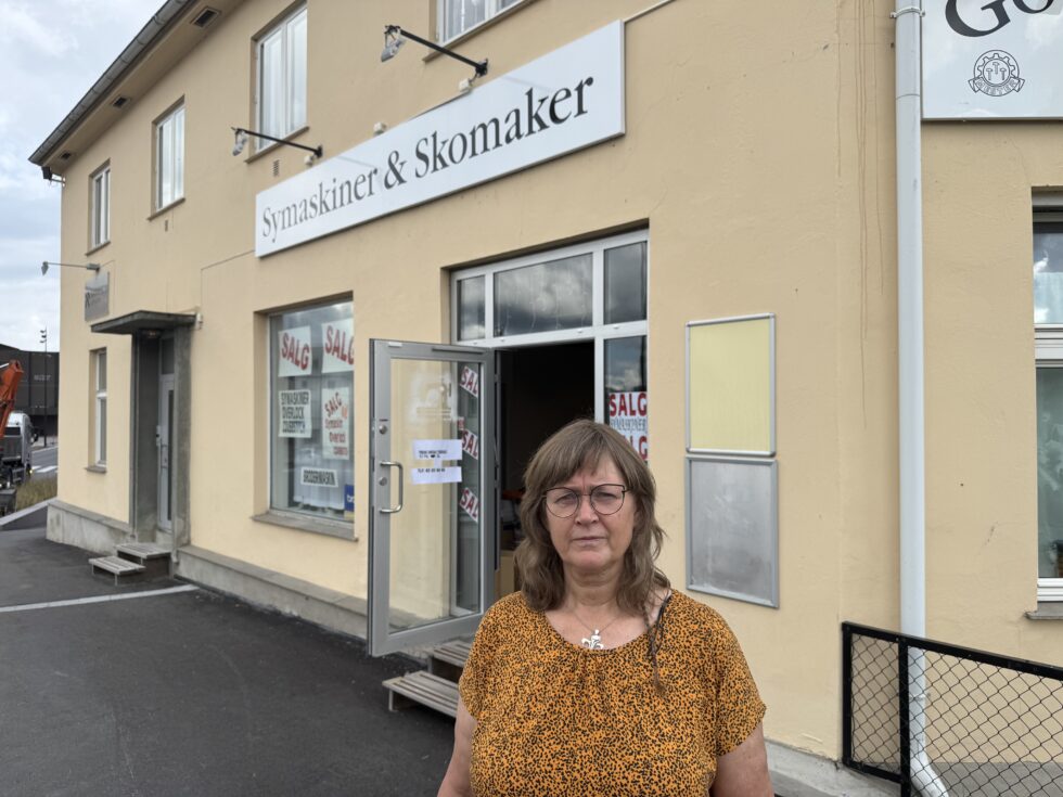 Åshild Kjelberg vil fortsette skomakerjobben, men i fremtiden blir det i verkstedet hjemme på Skotterud.