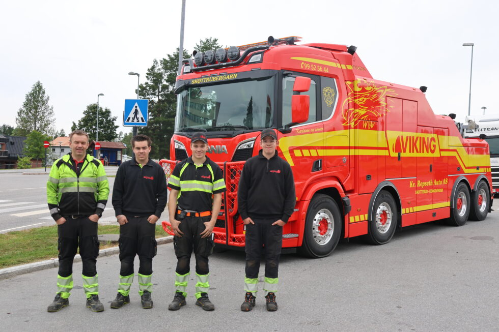 Lars Erik Karlsson (f.v.), Magnus Karlsson, Kasper Karlsson og sommervikar Oskar Grosberget viser frem "Skøttrubergarn".