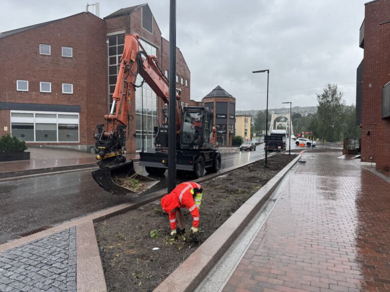 Tirsdag klokken 15.00: Prosjektet med å klargjøre for beplanting i Storgata er så smått i gang.