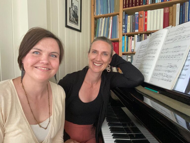 Pianistene Tuuli Lempa og Berit Billingsø holder konsert i Vinger kirke torsdag kveld hvor vann er tema for konsertprogrammet.