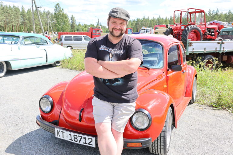 Håkon Hauer håper at mange med veterankjøretøyer tar turen til Skotterud lørdag. Han forteller at det blant annet kommer til å være et eget folkevogn-hjørne på utstillingen.