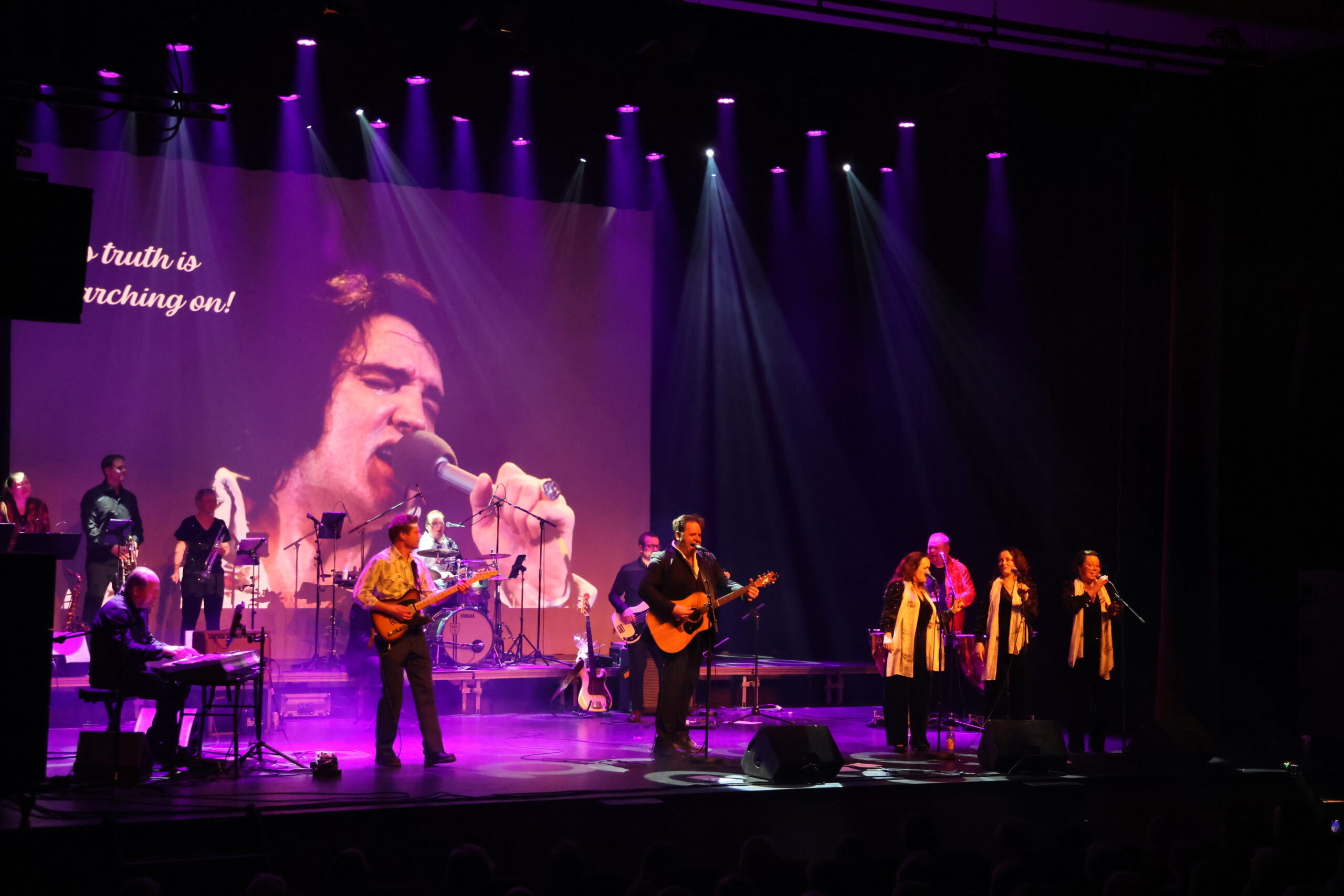 For The Heart Band stiller med fullt orkester best&aring;ende av14 musikere og sangere p&aring; scenen n&aring;r de holder konsert i Sk&oslash;ttruparken l&oslash;rdag. Her fra en tidligere konsert i R&aring;dhusteatret i Kongsvinger.