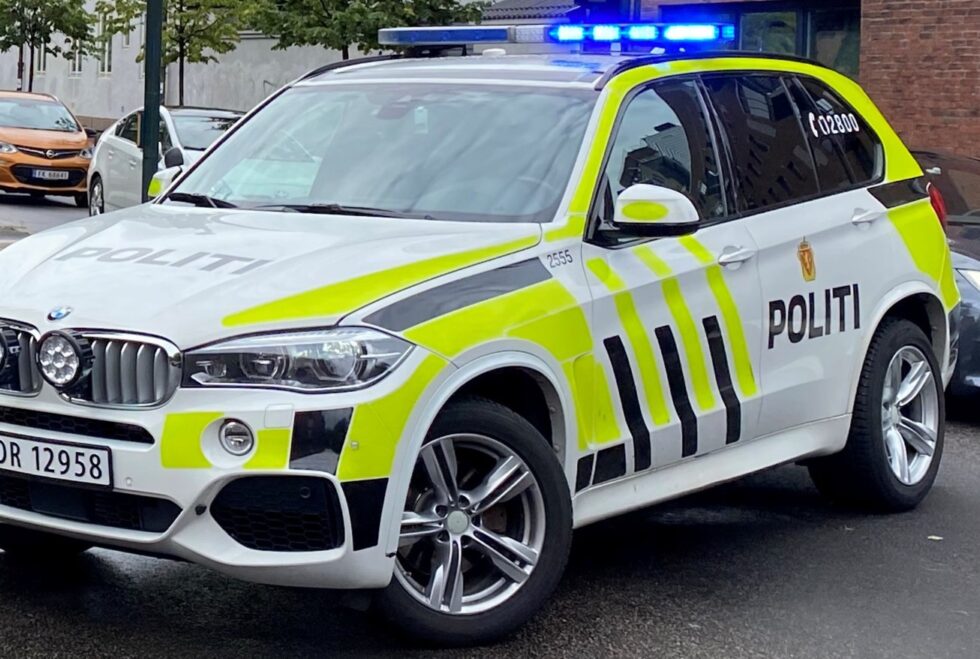 En politipatrulje kjørende på riksveg 2 ved Brandval oppdaget plutselig at det brant i en bobil foran seg på veien.