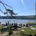 Folk nøt det varme været på de lokale badeplassene i juli. Her fra en varm sommerdag ved Sigernessjøen.