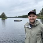 Petter Berg, leder i Lunderseter IL, gleder seg til rundt 150 deltagere legger på svøm i Søndre Digernessjøen under lørdagens 10. utgave av Finnskogen Triathlon.
