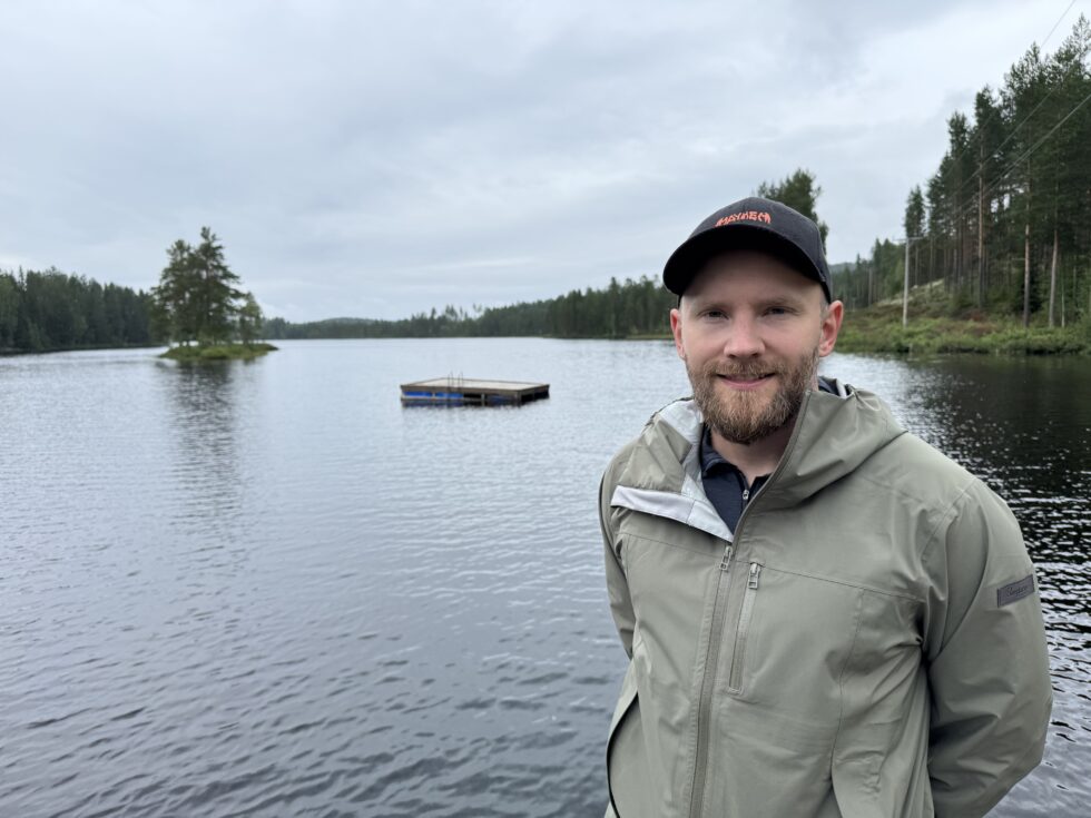 Petter Berg, leder i Lunderseter IL, gleder seg til rundt 150 deltagere legger på svøm i Søndre Digernessjøen under lørdagens 10. utgave av Finnskogen Triathlon.