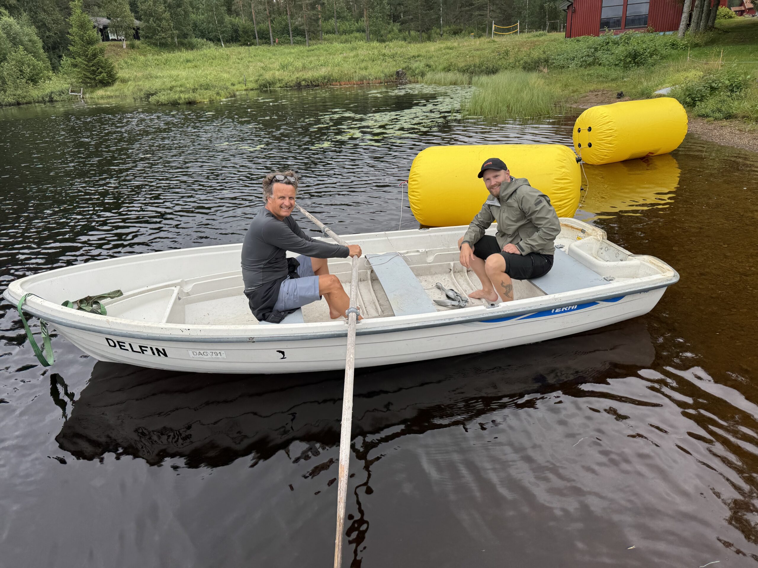 Tore Gerhardsen og Petter Berg tar i et tak for &aring; gj&oslash;re klart til sv&oslash;mmedelen av Finnskogen Triathlon.