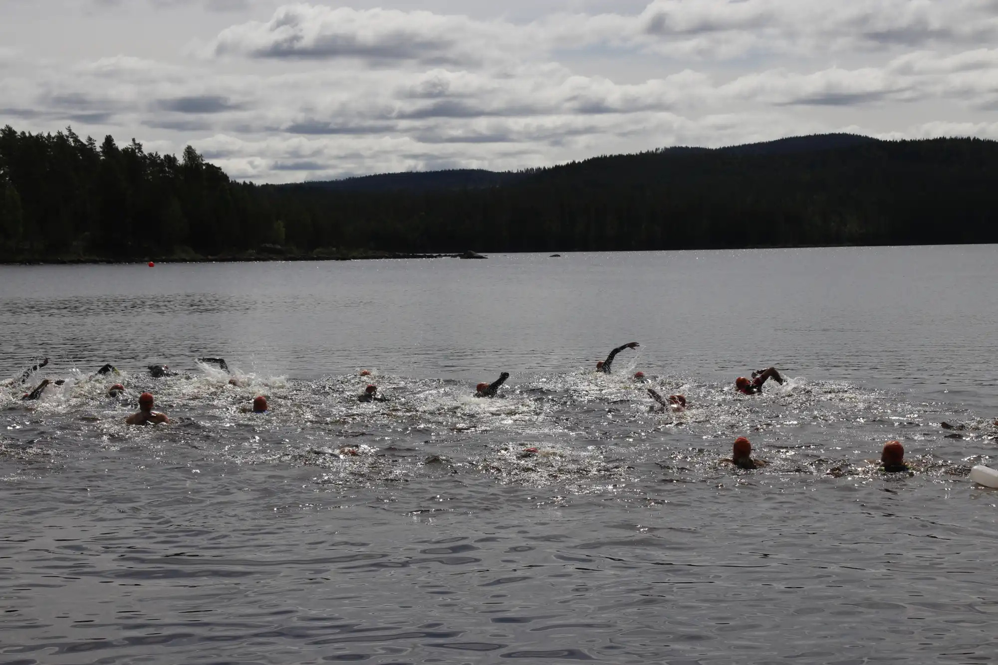 Det er ventet mange deltagere til l&oslash;rdgens Finnskogen Triathlon. Her fra fjor&aring;rets start.