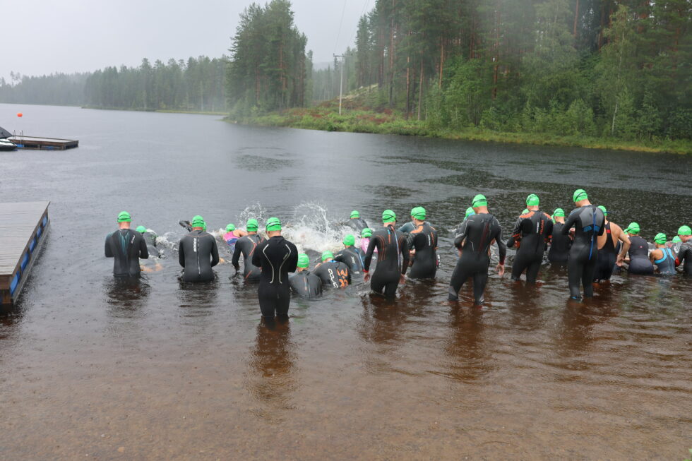 Til smellet av et hagleskudd kastet deltakerne i den olymipiske distansen seg i sjøen for først å svømme 1500 meter, før de skulle sykle i 40 km og avlsutte med 10 km løping.