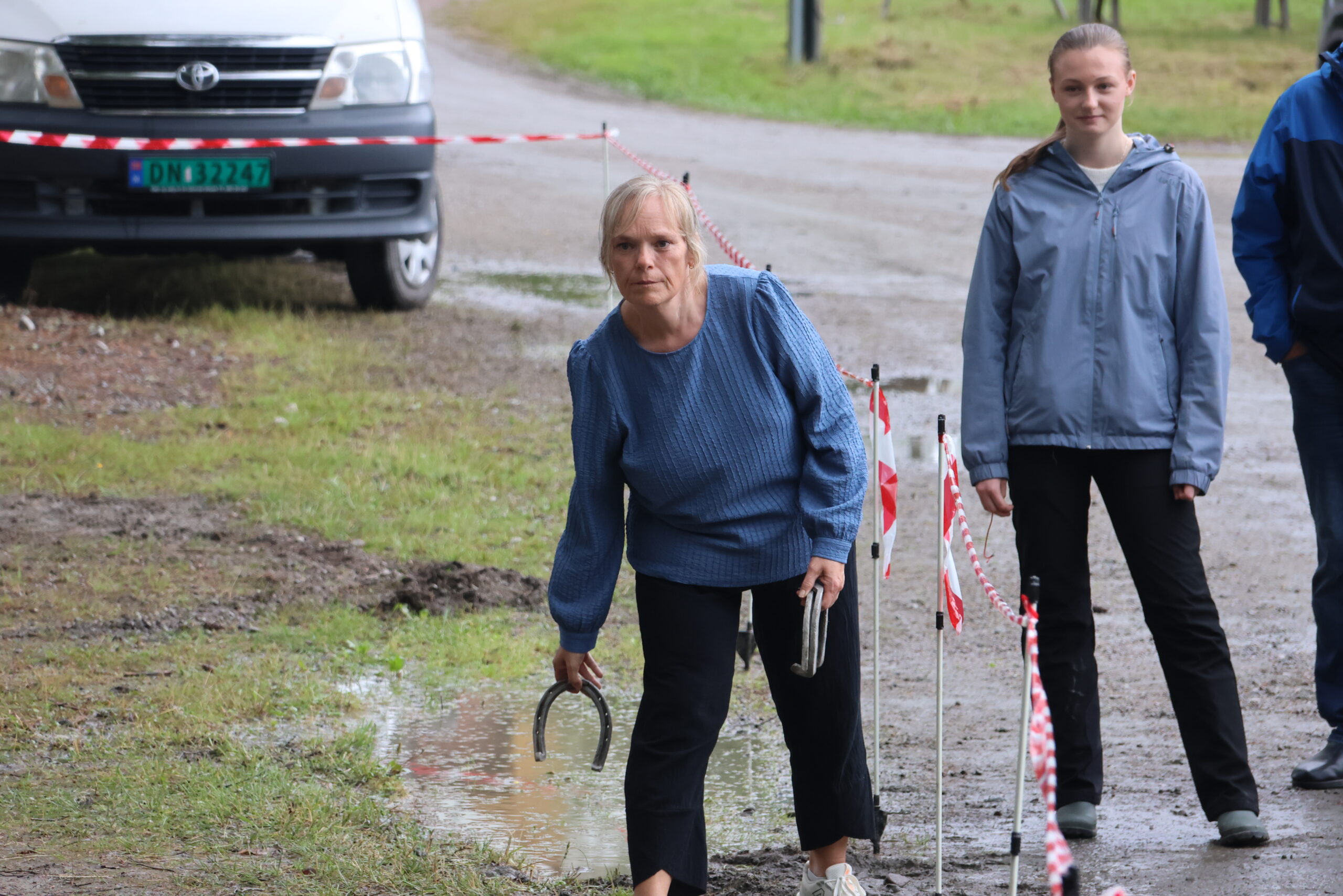 Anita Kaln&aelig;s er konsentrert n&aring;r hun skal kaste sin f&oslash;rste hestesko i finalen p&aring; Lunders&aelig;terdagen.