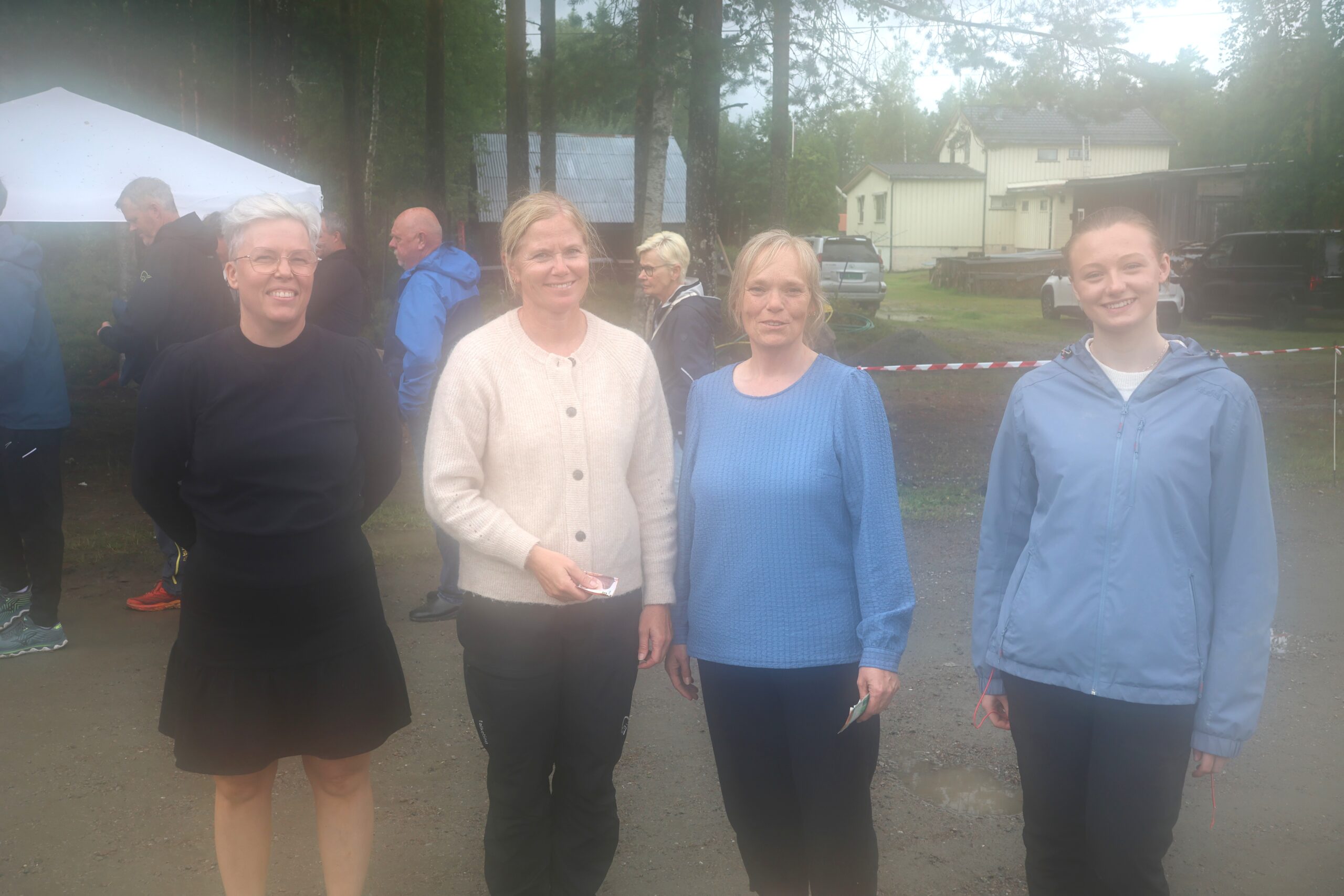 jessica Saastad, Anneli Mikalsen, Anita Kaln&aelig;s og Pernille Andersen gikk til finalen i dameklassen i hesteskokast. Vinner ble Anita Kaln&aelig;s.