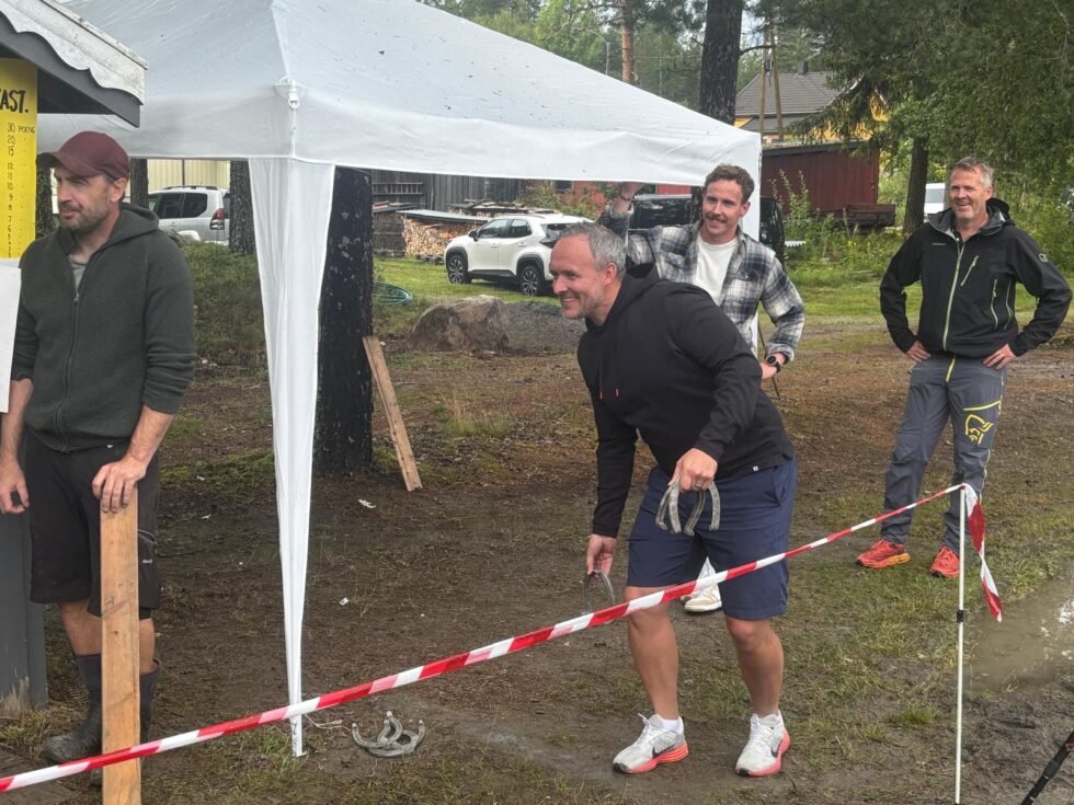 Eirik Skasdammen i sekretariatet følger nøye med når Daniel Larsson kaster. Bak står Emil Berg Dypsund og Eirik Mikalsen og studerer teknikken.