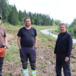 KNA Kongsvinger har lagt ned mange dugnadstimer langs Vardåsvegen før søndagens bakkeløp. Nå er det fint for publikum å stå i skråningen her, sier Lars Gunnar Snare, Sten Åke Dahlman og Ole Jonny Branes.