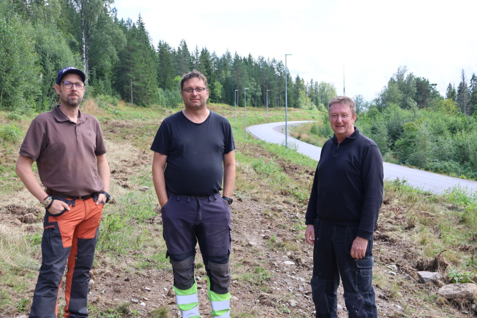 KNA Kongsvinger har lagt ned mange dugnadstimer langs Vardåsvegen før søndagens bakkeløp. Nå er det fint for publikum å stå i skråningen her, sier Lars Gunnar Snare, Sten Åke Dahlman og Ole Jonny Branes.