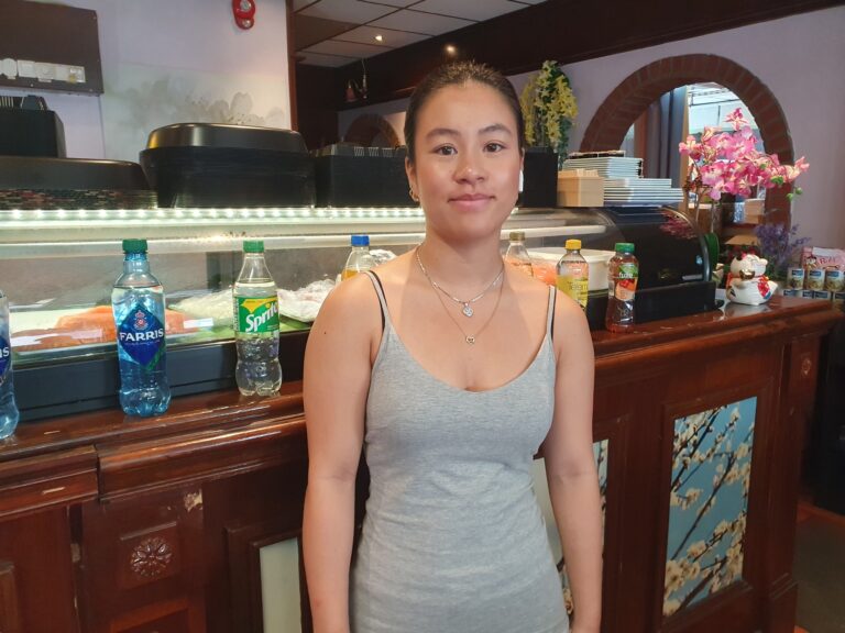 Angelina Nguyen er niesen til daglig leder Hong Tran, og trives med hektiske dager som servitør hos Glommen Sushi.