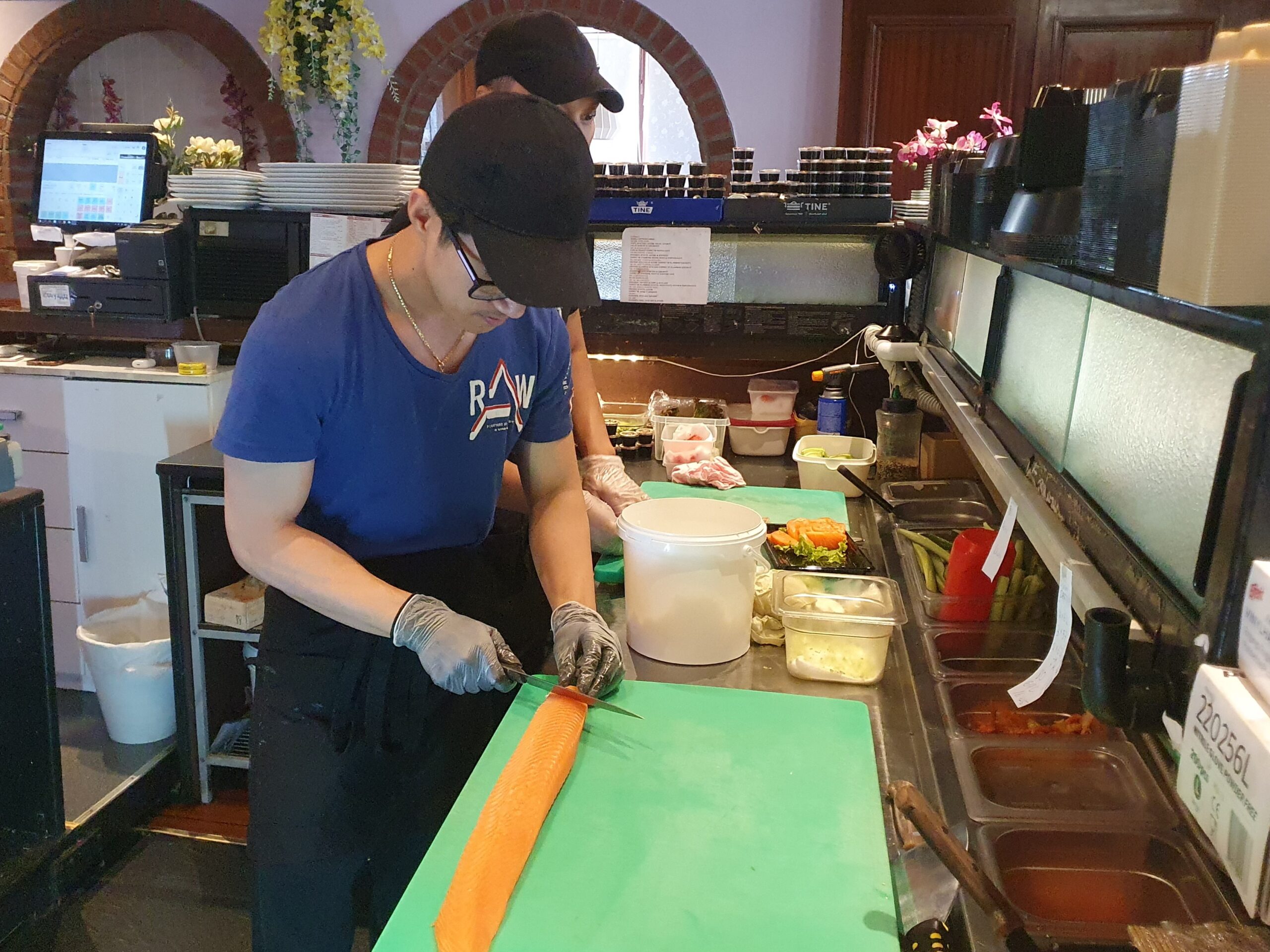 Nev&oslash; og sushi-kokk Alexander Nguyen er en kl&oslash;pper p&aring; &aring; filetere fisk.
