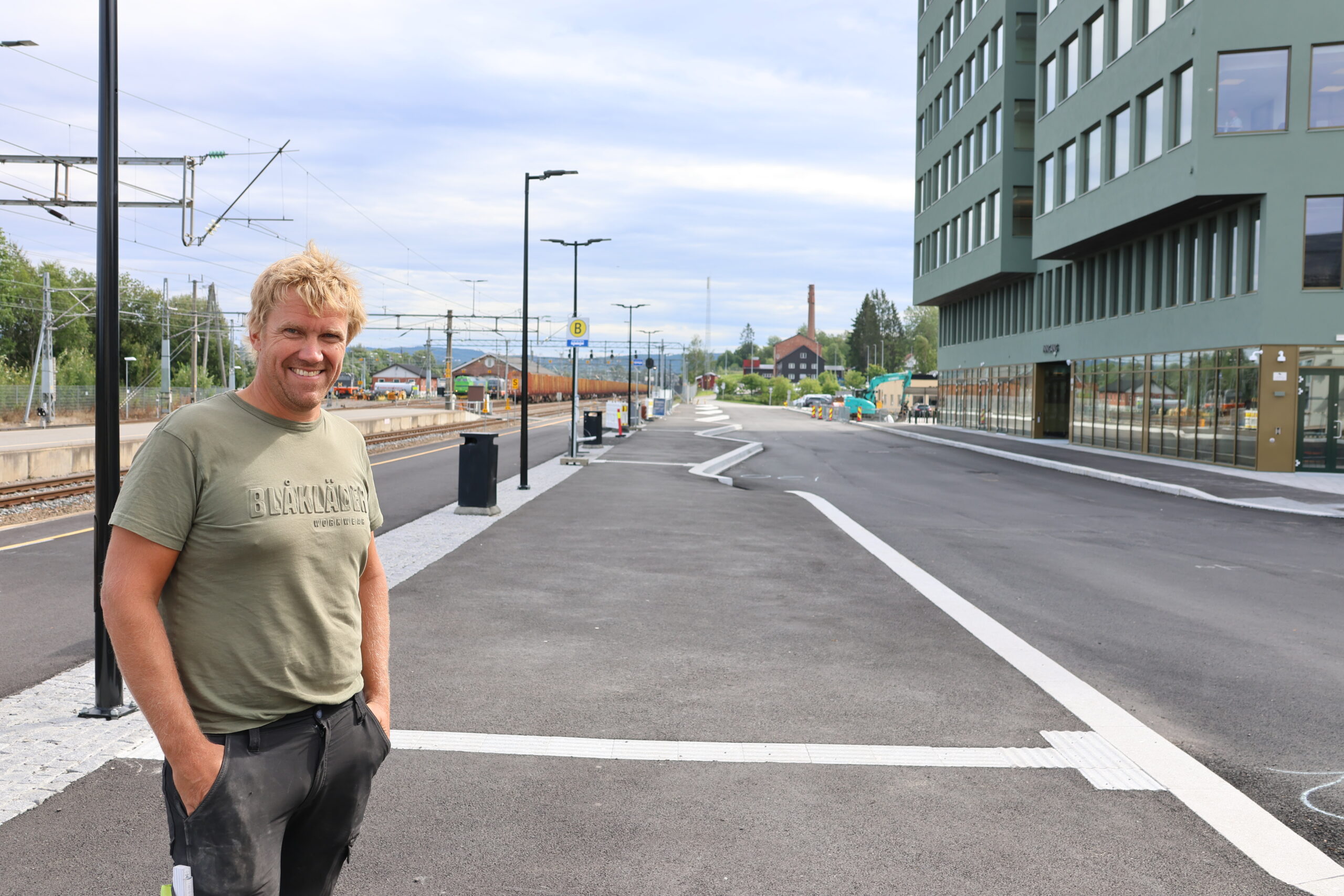 Den nye kollektivterminalen med alle bussoppstillingsplassene er en av oppdragene Melby Maskin AS har utf&oslash;rt p&aring; stasjonsomr&aring;det. Her viser Hans Reidar Melby fram noen av bussoppstillingsplassene.