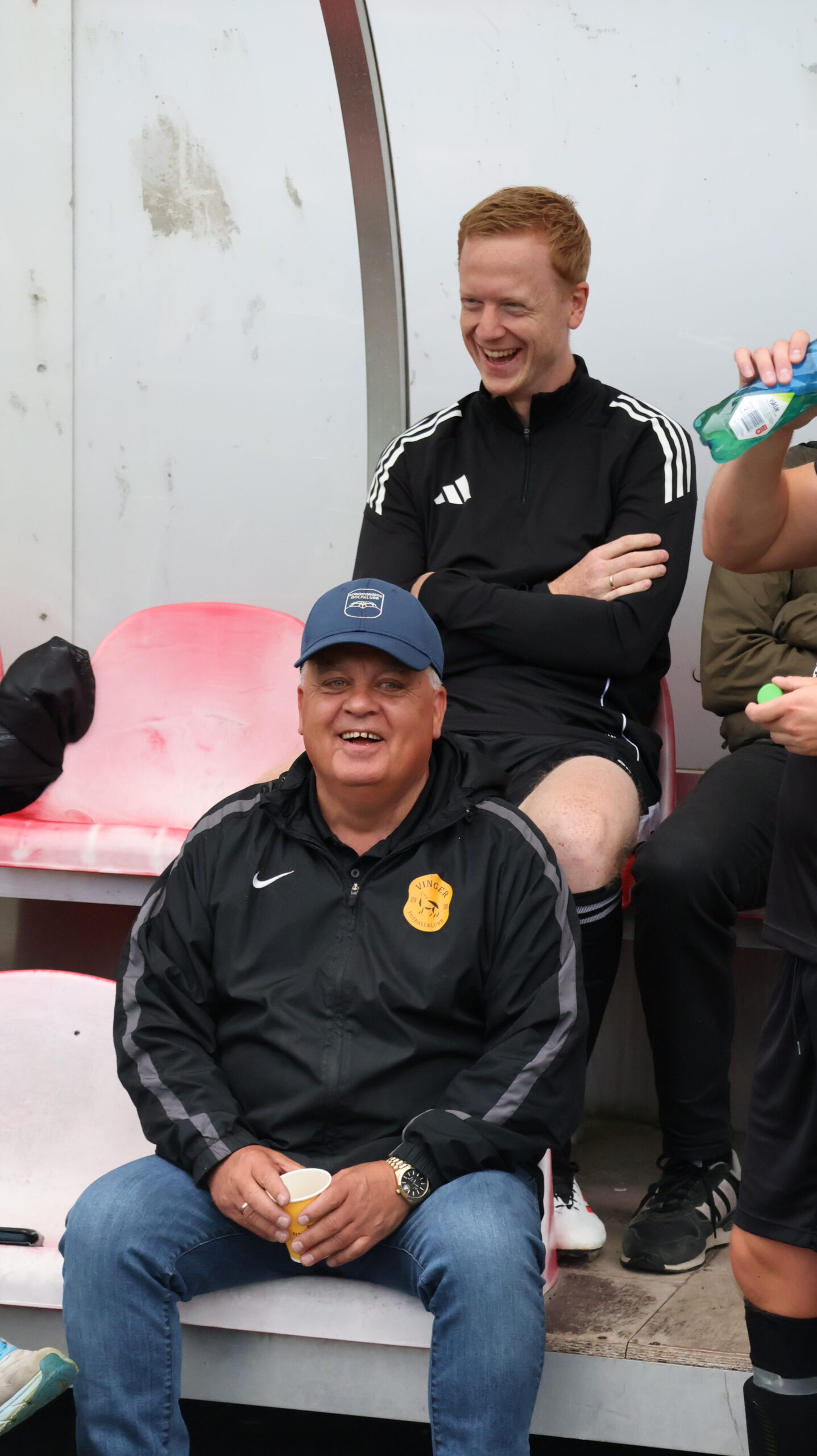 Johannes Thingnes B&oslash;e m&aring;tte slite benken fra start, men det s&aring; ikke ut til at han tok det s&aring; tungt. Her sammen med manager Mats Furulund.