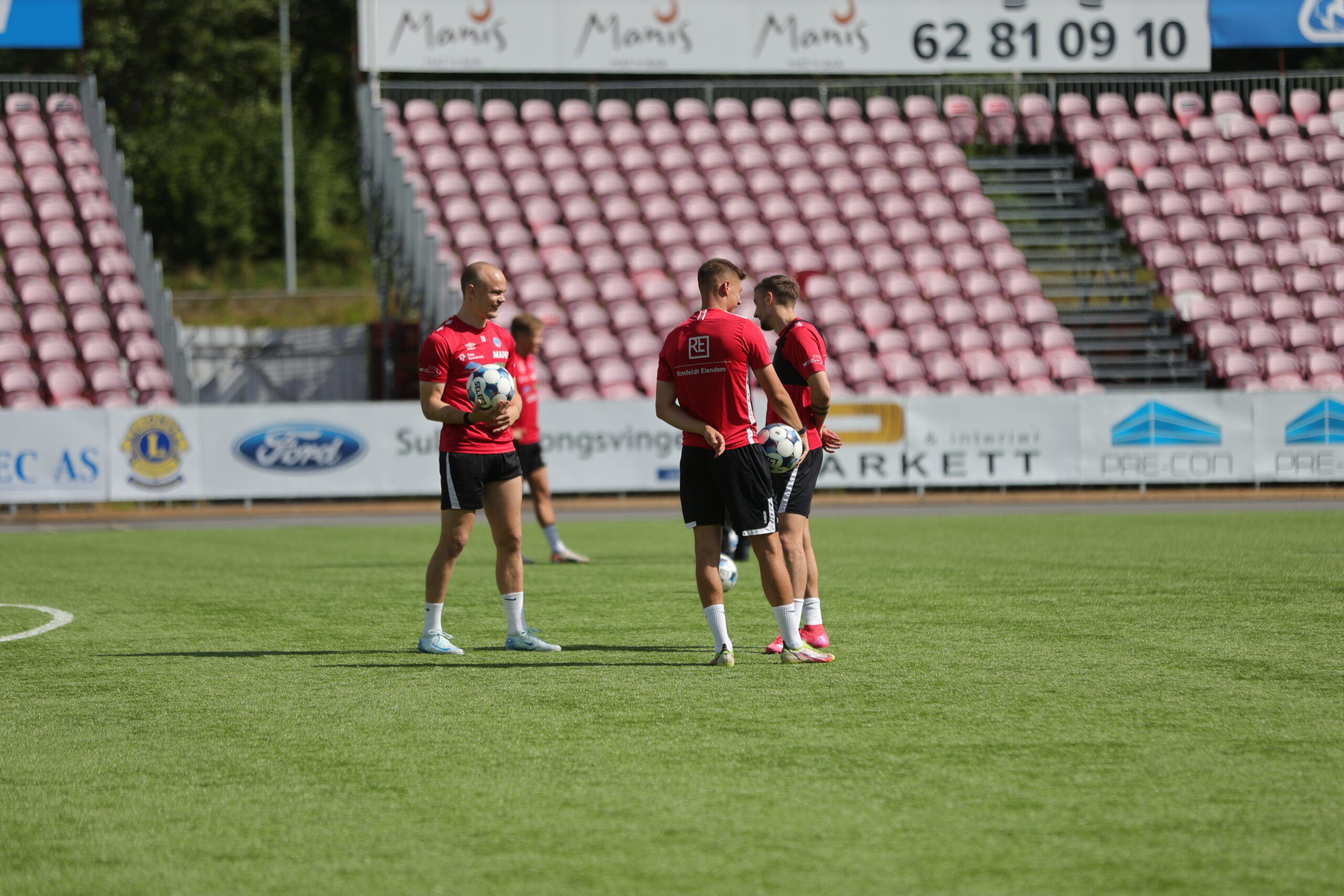 Det er deilig &aring; v&aelig;re dansk p&aring; Kongsvinger. Frederik Juul Christensen syns det er fint &aring; kunne ha noen landsmenn i laget. Her er han sammen med de to andre danskene Emil Arendrup Nielsen og Lucas Ravn-Haren.