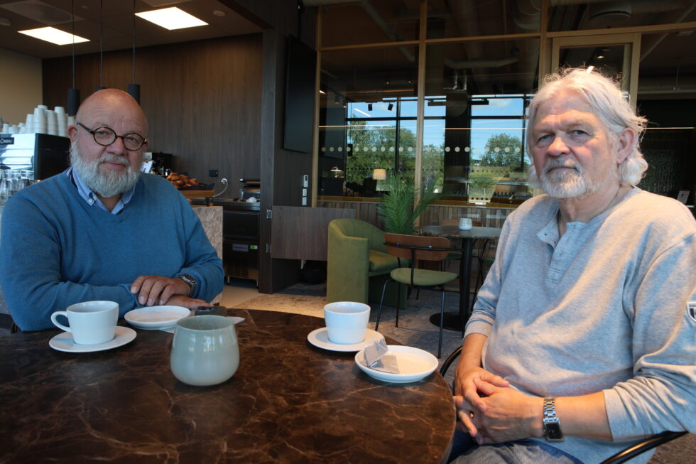 Øystein Bjørkli og Kjetil Hjerpset var godt fornøyd med kaffen fra kafeen i første etasje på Elvebredden.