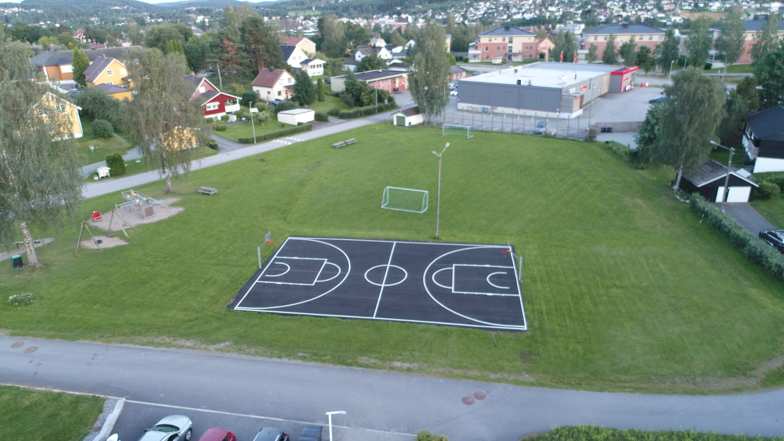 Dronefoto av den nye basketballbanen p&aring; Hexuml&oslash;kka, tatt av leverand&oslash;ren.