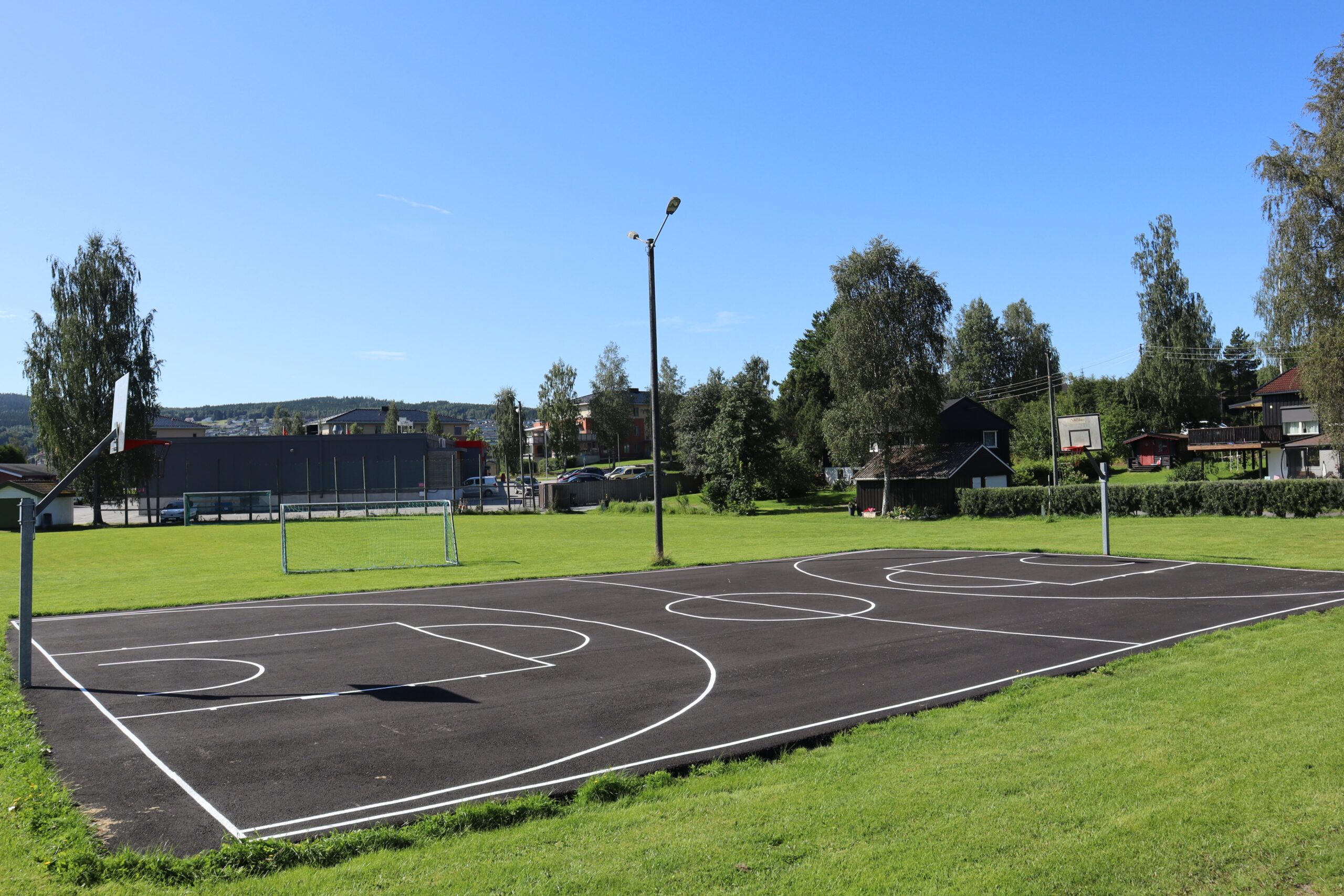 Den nye basketballbanen.