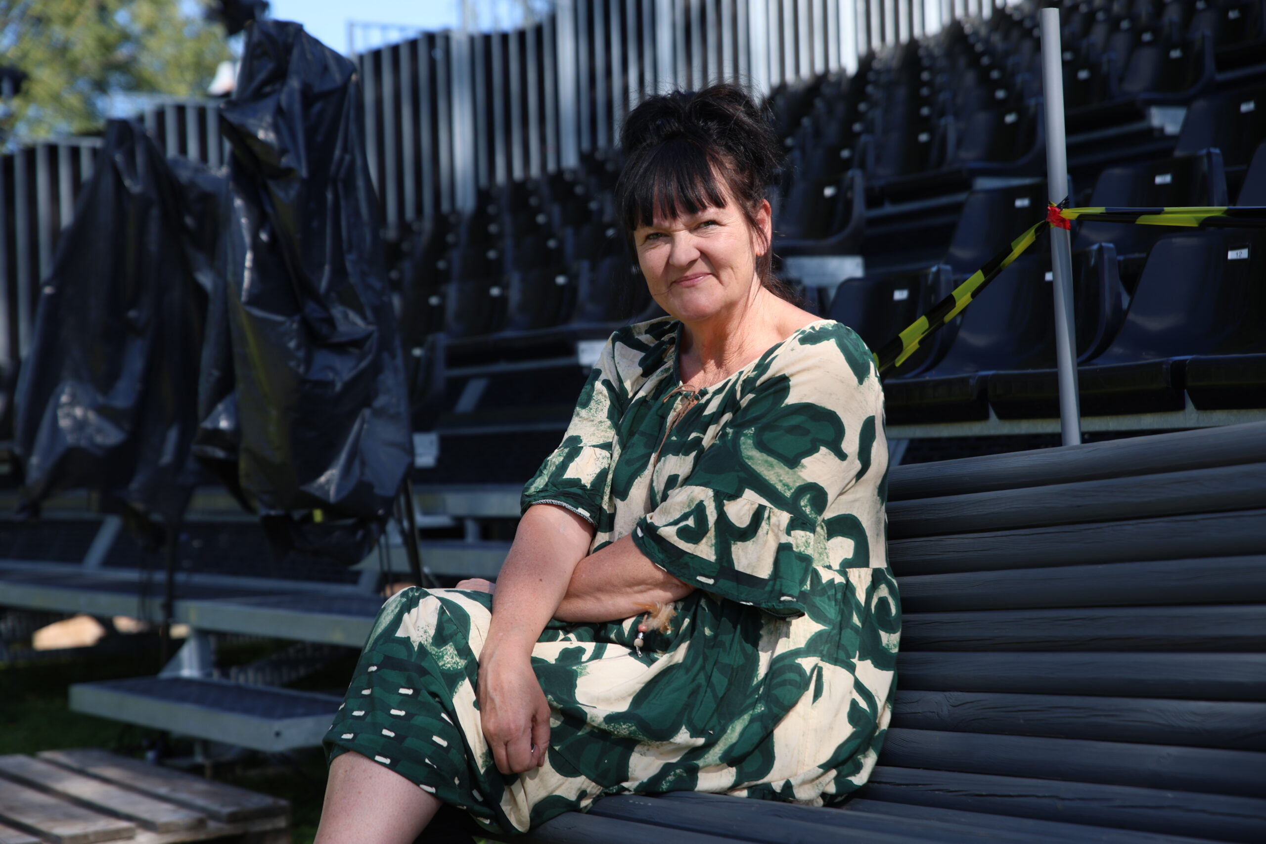 Tribunene er satt opp på Austmarka bygdetun, og Yvonne Andersen håper at de fylles opp resten av uka.