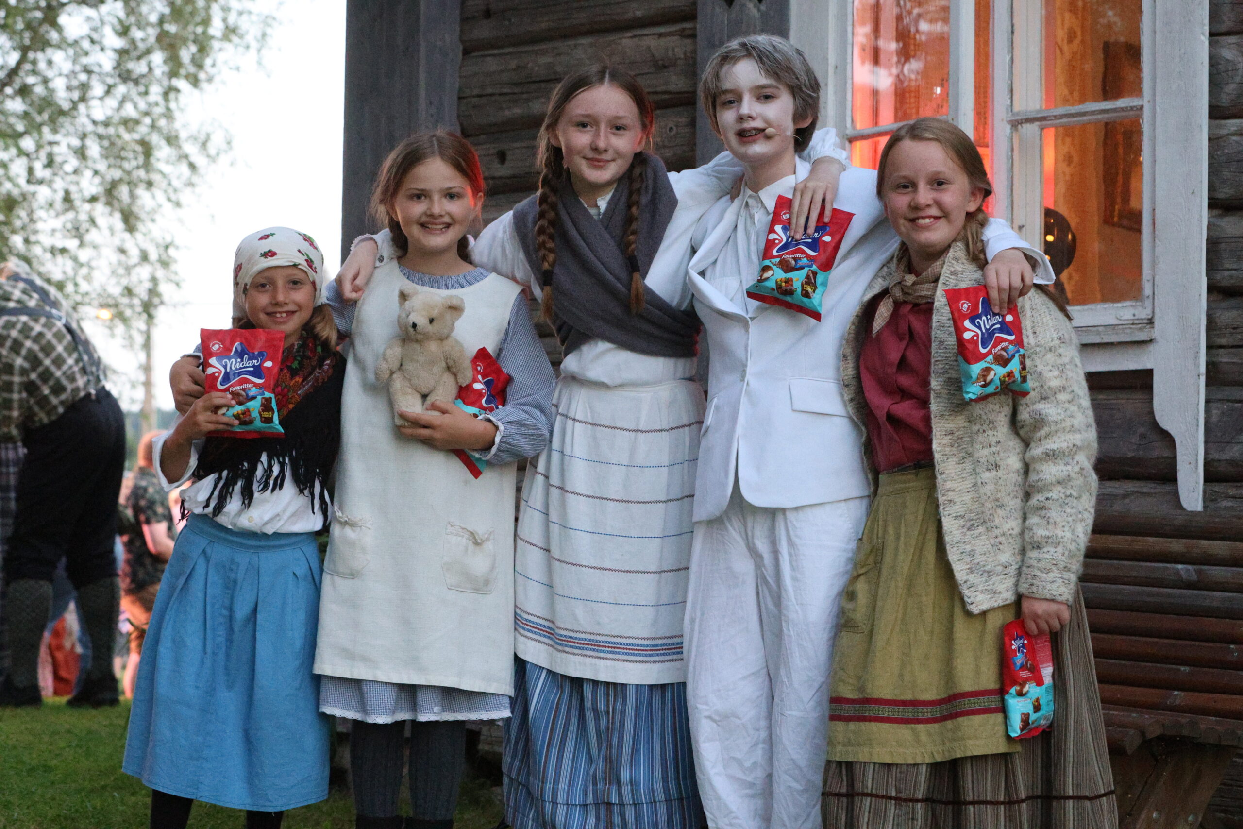 Thea Marie, Martha Kolgov Lunder, Selma Bottilsrud, Evina Vermundsberget Roos og Astrid Tangen Bredesen fikk hver sin pose med litt godt etter en vellykket premiere.