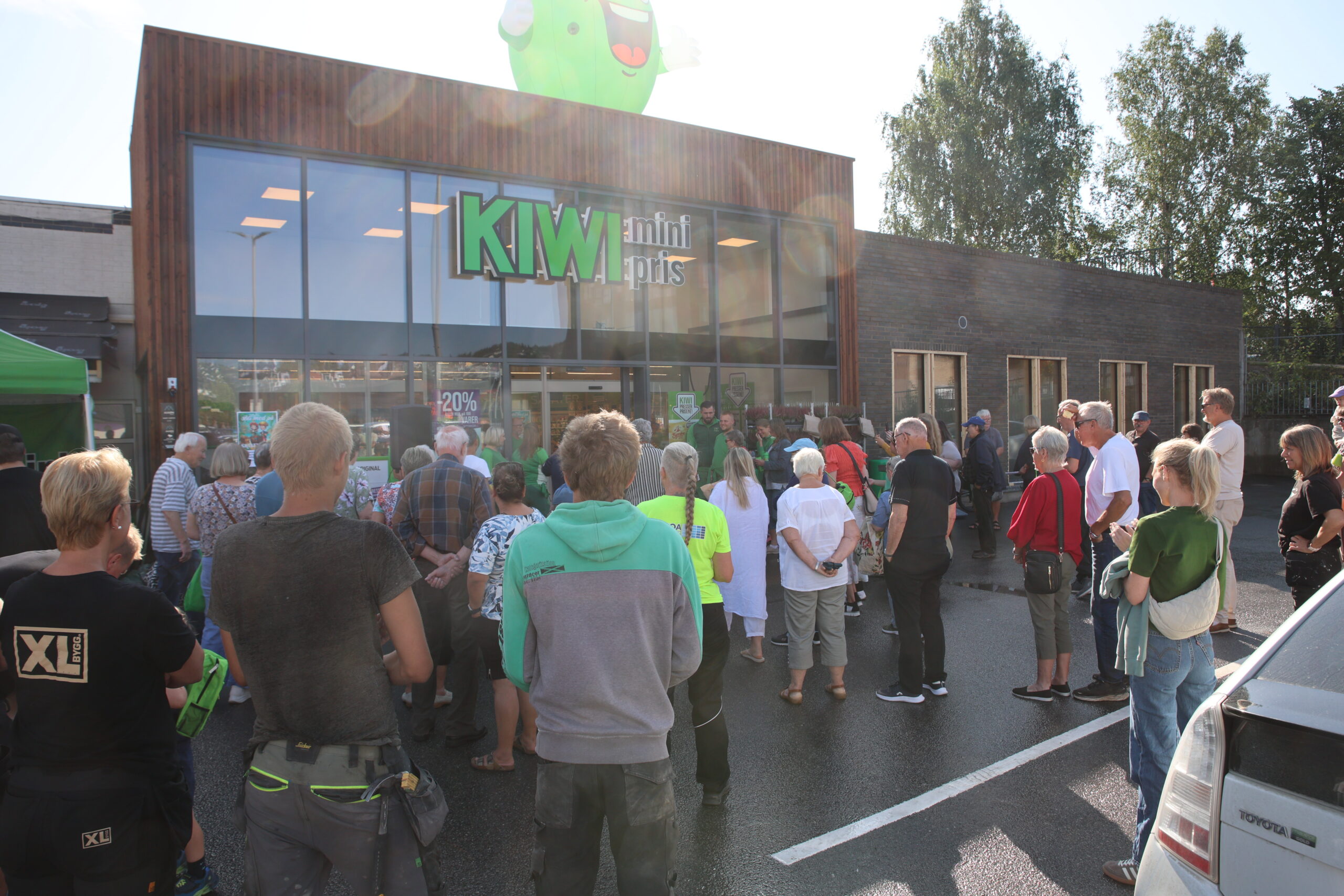 Det var mange som hadde tatt turen til ny&aring;pningen av KIWI Sundehj&oslash;rnet.