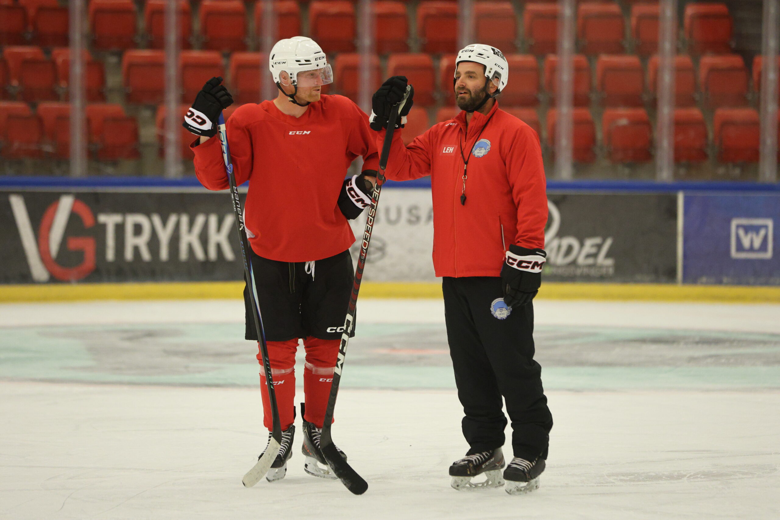 Kim Andr&egrave; Fremming (t.v.) er klar igjen til &aring; bidra p&aring; isen for KIL ishockey. Lars Erik Hesbr&aring;ten skal ikke bidra p&aring;, men kun litt utenfor i &aring;rets sesong.