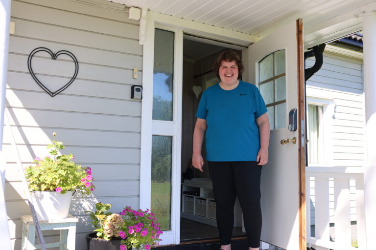 Kun åtte måneder etter den nesten fatale trafikkulykken flyttet Henriette Grundt hjem igjen til sin egen bolig på Matrand.