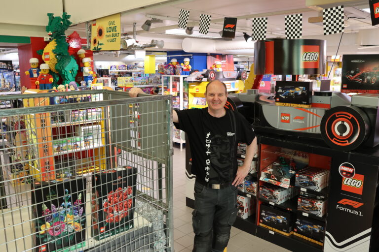 Vegard Flaamo, daglig leder i Brikkebutikken, ser frem tmot å få mer plass til alle Lego-klossene. De nye lokalene gir oss flere muligheter, sier han.