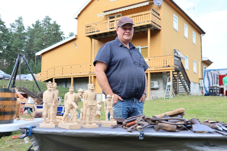 Geir Ove Aasum fra Kongsvinger hadde blant annet tatt med seg trefigurer fra Bustenskjold-tegneserien til markedet på Granli.