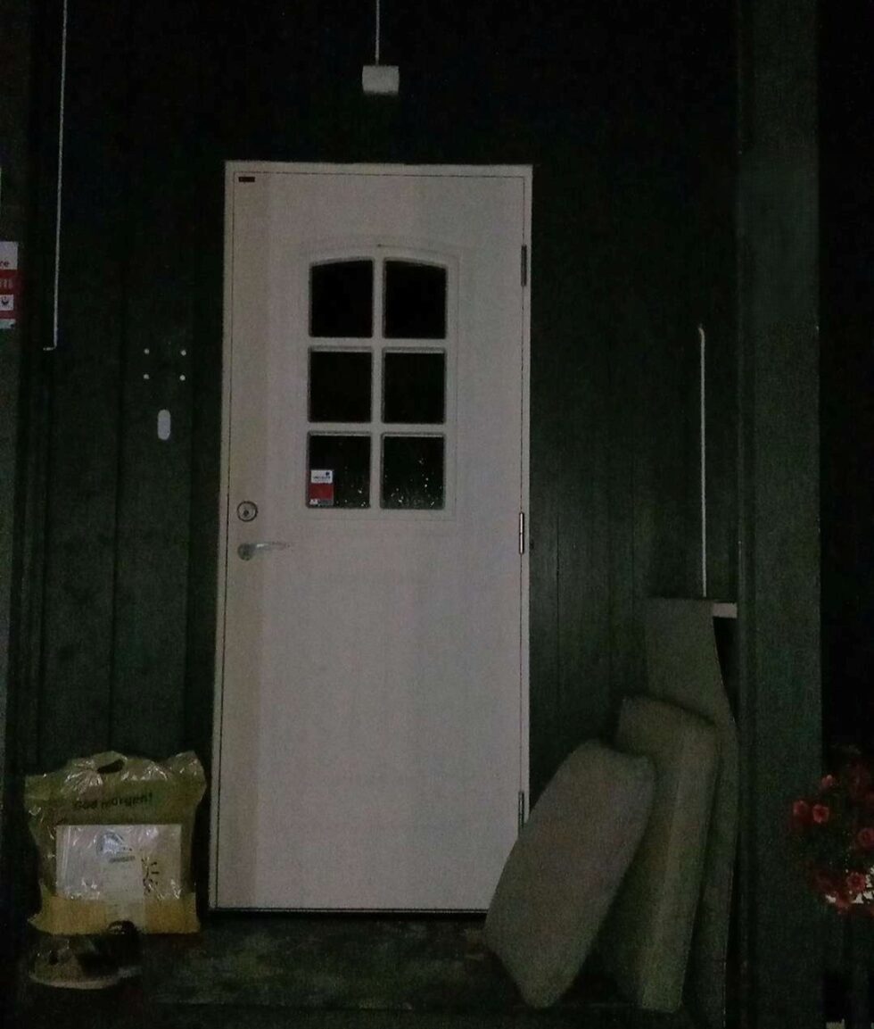 Her er bildet som beviser at bursdagsgaven står levert på trappa. Men da Bente Aasum skulle hente den var den borte.